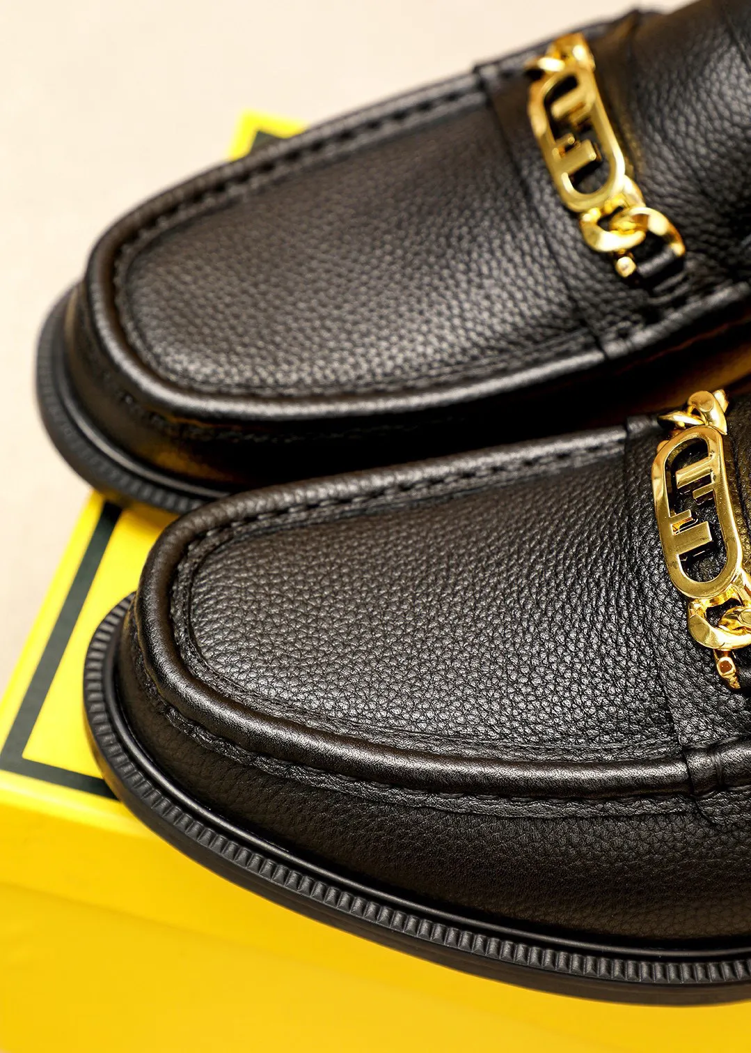Men's shoes 💰460 💐 Product trademark: FENDI [Fendi] casual leather shoes Regular size: 38-44 (45🉑️customized) Product materials: Selected imported first-layer pebbled cowhide leather upper + luxury hardware buckle, imported cowhide lining. Strong three-dimensional visual effect, rubber outsole Color: 3⃣️colors available